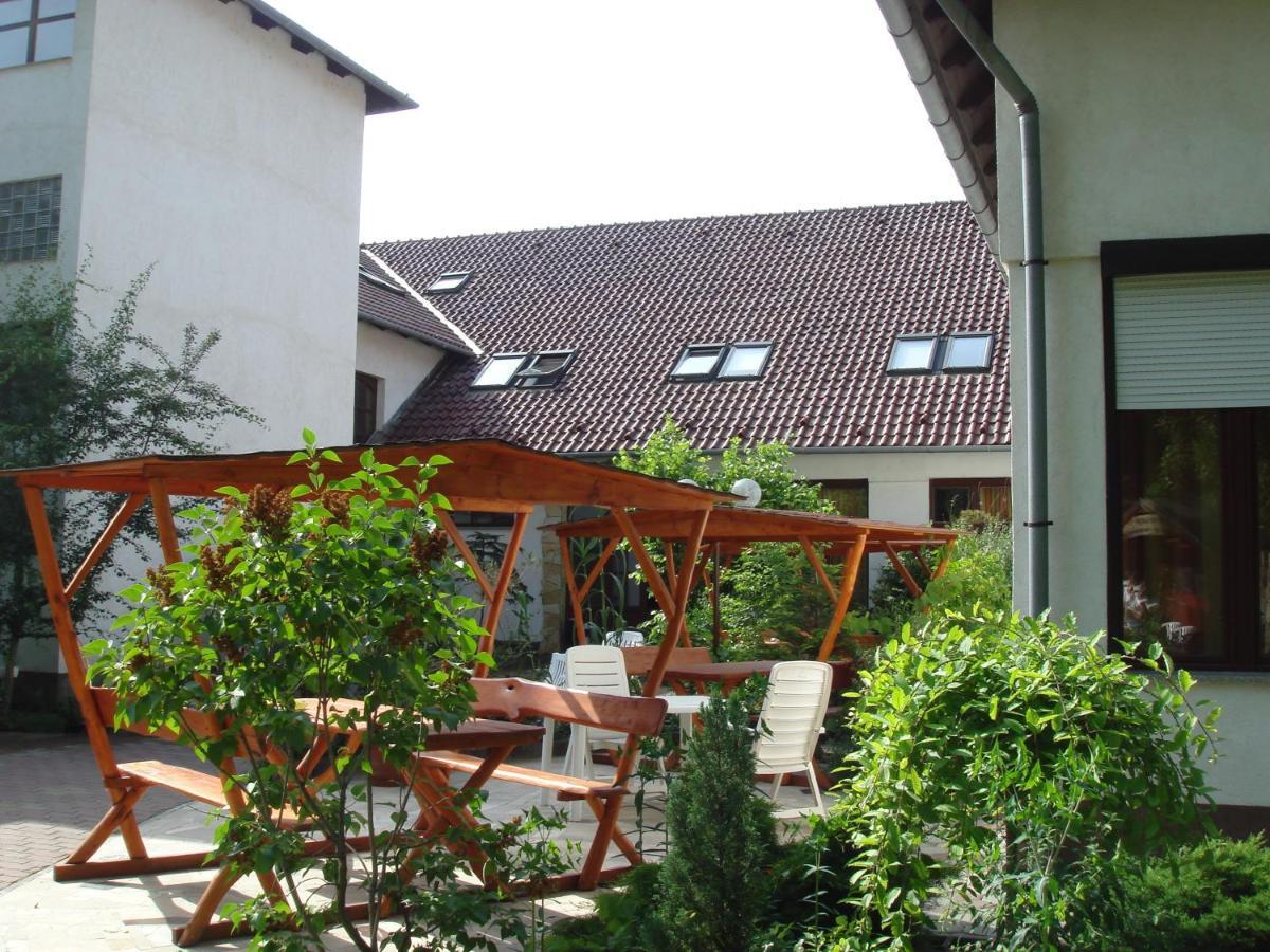 Roza Hotel Es Apartmanhaz Esztergom Exterior photo